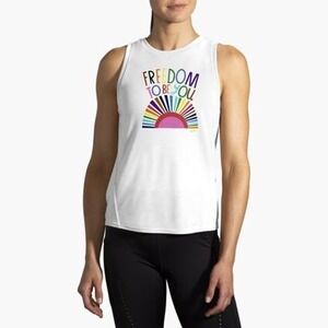 Brooks Distance Graphic Tank Top Freedom To Be You Run Happy White Size M, NWT